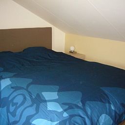 Gemuetliches Schlafzimmer mit grossem Bett im Ferienhaus Lombardsijde, Lombardsijde-Middelkerke, Westflandern, Belgien.