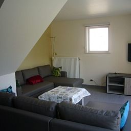 Stilvolles Wohnzimmer im Ferienhaus Lombardsijde, Lombardsijde-Middelkerke, Westflandern, Belgien mit bequemem Sofa.