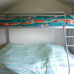 Gemuetliches Kinderzimmer mit Etagenbetten im Ferienhaus Lombardsijde, Lombardsijde-Middelkerke, Westflandern, Belgien.