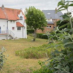 Charmevilla Westende, een sfeervol vakantiehuis in Westende, West-Vlaanderen, omgeven door groen en rustieke architectuur.