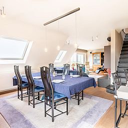 Stilvolles Esszimmer im Ferienhaus LaRoyale in De Panne, Westflandern, mit moderner Einrichtung und viel natuerlichem Licht.