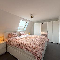 Gemuetliches Schlafzimmer im Ferienhaus Home sweet home, De Panne, Westflandern, mit bequemem Bett und viel Tageslicht.