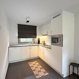 Moderne Kueche im Ferienhaus Home Sweet Home, De Panne, Westflandern, Belgien, mit stilvoller Einrichtung und allen Annehmlichkeiten fuer einen komfortablen Aufenthalt.