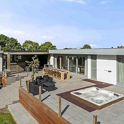 Terrasse mit Jacuzzi im Ferienhaus Ren in Lichtervelde, Westflandern.