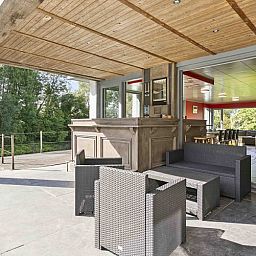 berdachte Veranda mit Sitzbereich im Ferienhaus Ren in Lichtervelde, Belgien.