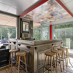 Innenbar mit Blick auf die Natur im Ferienhaus Ren in Lichtervelde, Westflandern.