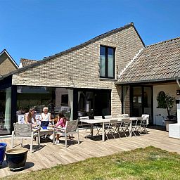 Geniessen Sie die Sonne auf der geraeumigen Terrasse des Ferienhauses Petunias Deluxe in Sint-Idesbald, Westflandern, Belgien.