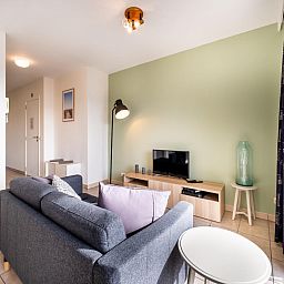 Gezellige woonkamer in vakantiehuis Cat Tweede, Sint-Idesbald, met comfortabele zithoek en moderne inrichting in West-Vlaanderen, Belgie.