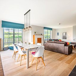 Stijlvolle binnenruimte van vakantiehuis La Matinee in Sint-Idesbald, West-Vlaanderen met moderne inrichting en veel natuurlijk licht.