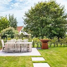 Geniet van de rustige tuin met terras bij La Classe, een vakantiehuis in Sint-Idesbald, West-Vlaanderen, Belgie.