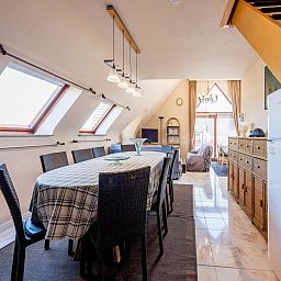 Gezellige eetruimte in vakantiehuis Aubepine troisieme, Sint-Idesbald, West-Vlaanderen, met ruime tafel en veel natuurlijk licht.