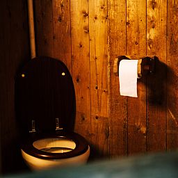 Authentieke houten badkamer in Tenthuisje met warme privedouche, Zedelgem, West-Vlaanderen, Belgie. Comfortabel glamping verblijf.