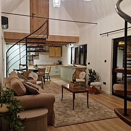 Gemuetliches Wohnzimmer im Ferienhaus in Ruiselede, einem Ferienhaus in Westflandern, komplett mit Weihnachtsbaum und komfortabler Sitzecke.