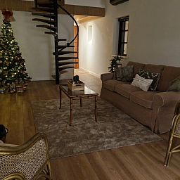 Gemuetlicher Innenbereich des Ferienhauses in Ruiselede, Westflandern: moderne Kueche und gemuetliche Sitzecke im Ferienhaus.