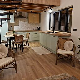 Gemuetlicher Innenraum des Ferienhauses in Ruiselede, einem Ferienhaus in Westflandern, Belgien, mit einer stimmungsvollen Kueche und Weihnachtsdekoration.