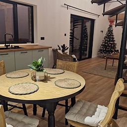 Gemuetliches Schlafzimmer im Ferienhaus in Ruiselede, Westflandern, mit Holzinterieur und komfortabler Einrichtung.