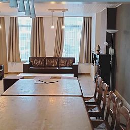 Geraeumiges Esszimmer im Ferienhaus De Blauwer in Poperinge, Westflandern.