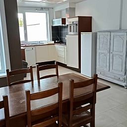 Moderne Kueche im Ferienhaus De Blauwer, Poperinge, Westflandern.