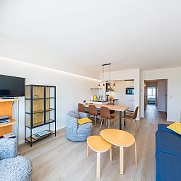 Gemuetliches Interieur des Ferienhauses Reno - 0701 in Middelkerke, Westflandern, mit moderner Einrichtung und komfortabler Sitzecke.