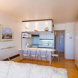 Gemuetliches Wohnzimmer von Brisbane II - 0202, Ferienhaus in Middelkerke, Westflandern, mit bequemer Sitzecke und moderner Kueche.