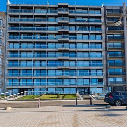 Moderne Kueche im Ferienhaus Brisbane II - 0202 + Parkplatz 35, Middelkerke, Westflandern, mit eleganten Schraenken und modernen Geraeten.