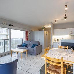 Innenansicht des Ferienhauses Sydney - 0605 in Middelkerke, Westflandern. Gemuetliches Wohnzimmer mit Essecke und Blick auf die Umgebung.