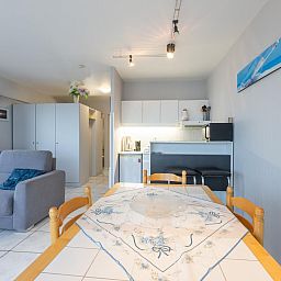 Gemuetliche Essecke im Ferienhaus Sydney - 0605 in Middelkerke, Westflandern, mit moderner Kueche und gemuetlichem Wohnzimmer.