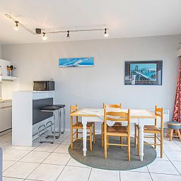 Gemuetlicher Essbereich im Ferienhaus Sydney - 0605, Middelkerke, mit moderner Kueche und viel natuerlichem Licht in Westflandern, Belgien.