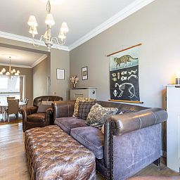 Gemuetliches Wohnzimmer in Property - Education Street, Ferienhaus in Middelkerke, Westflandern, mit bequemen Sesseln und viel Tageslicht.
