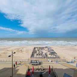 Blick auf den Strand vom Ferienhaus "Emperador - 0401" in Middelkerke, Westflandern, mit weitem Blick ueber die Nordsee.
