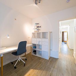 Stilvoller Arbeitsbereich im Ferienhaus Scholekster - 0004 in Middelkerke, Westflandern, mit modernem Schreibtisch und Stauraum.