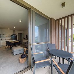 Geniessen Sie die moderne Veranda des Ferienhauses Ancilla - 0105 in Middelkerke, Westflandern, Belgien, mit Blick auf die Umgebung.