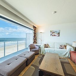 Geniessen Sie den Panoramablick auf das Meer vom Wohnzimmer des Ferienhauses Canberra - 0803 in Middelkerke, Westflandern, Belgien.