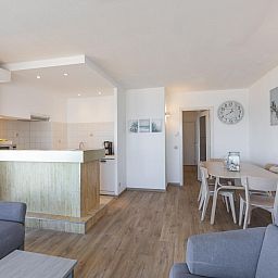 Gemuetlicher Innenbereich des Ferienhauses "Twins - 0503 + Park. 10" in Middelkerke, Westflandern, mit moderner Kueche und gemuetlicher Sitzecke.
