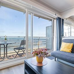 Geniessen Sie den Meerblick vom Wohnzimmer des Ferienhauses Rubens - 0602 in Middelkerke, Westflandern, mit seinem einladenden Balkon.