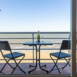 Geniessen Sie den Meerblick vom Balkon des Ferienhauses Rubens - 0602 in Middelkerke, Westflandern - ideal zum Entspannen.