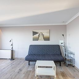 Stilvolles Wohnzimmer in Dunekant - Ferienhaus 0303 + Park.2, Middelkerke, Westflandern, mit moderner Einrichtung und gemuetlicher Sitzecke.