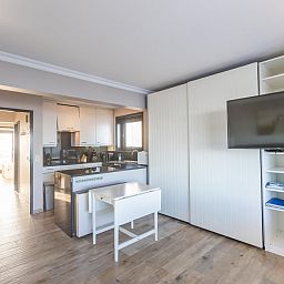 Moderne Kueche und Wohnzimmer im Ferienhaus Dunekant - 0303 + park.2, Middelkerke, Westflandern, Belgien.