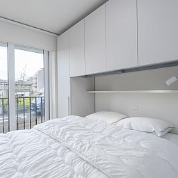 Schlafzimmer im Ferienhaus "Green Lane The Park - 0004 + Box 41" in Middelkerke mit Blick auf die gruene Landschaft Westflanderns.