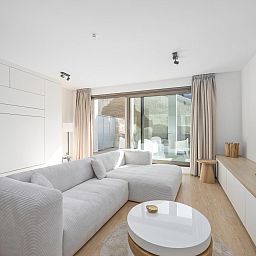 Stilvolles Wohnzimmer im Ferienhaus Omnia 7 - 0103 + Park. 5, Middelkerke, Westflandern, mit moderner Einrichtung und viel Tageslicht.