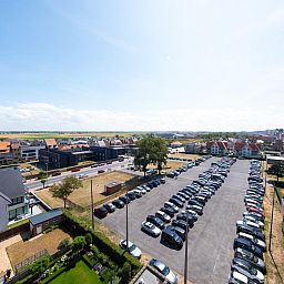 Blick vom Ferienhaus "Sunflower - 0705" in Middelkerke, Belgien, mit Panoramablick auf die Umgebung und grosszuegigem Parkplatz.