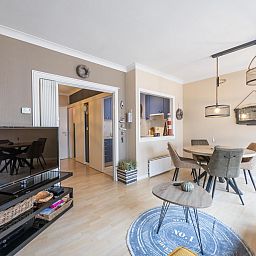 Gemuetliches Wohnzimmer des Ferienhauses Wimbledon D - 0205 in Middelkerke, Belgien, mit stilvoller Einrichtung und Essbereich.