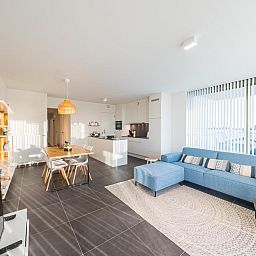 Geraeumiges Wohnzimmer im Ferienhaus Amantha - 0102 + Box 9, Middelkerke, Westflandern, mit moderner Einrichtung und viel Tageslicht.