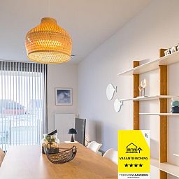 Modernes Esszimmer im "Amantha - 0102 + Box 9", einem Ferienhaus in Middelkerke, Westflandern, mit stilvoller Einrichtung und Blick auf die Terrasse.