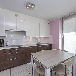 Moderne Kueche im Ferienhaus Baros - 0001, Middelkerke, Westflandern, Belgien, mit stilvoller Einrichtung und viel Tageslicht.