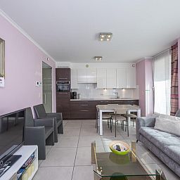 Stilvolles Wohnzimmer im Ferienhaus Baros - 0001 in Middelkerke mit moderner Kueche und gemuetlicher Sitzecke fuer einen entspannten Aufenthalt.