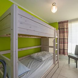 Gemuetliches Schlafzimmer im Ferienhaus Baros - 0001 in Middelkerke, Westflandern, mit Etagenbett und heller Einrichtung.