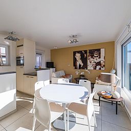 Helles Wohnzimmer des Ferienhauses "Chardonnay - 0501" in Middelkerke, Westflandern, mit moderner Einrichtung und grossen Fenstern.