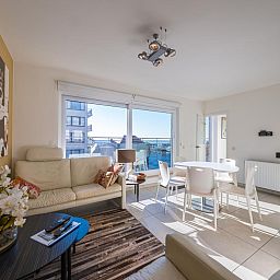 Helles Wohnzimmer im Ferienhaus "Chardonnay - 0501" mit Meerblick in Middelkerke, Westflandern, Belgien.
