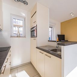 Moderne Kueche im Ferienhaus Chardonnay - 0501, Middelkerke, Westflandern, mit heller Einrichtung und natuerlichem Lichteinfall.